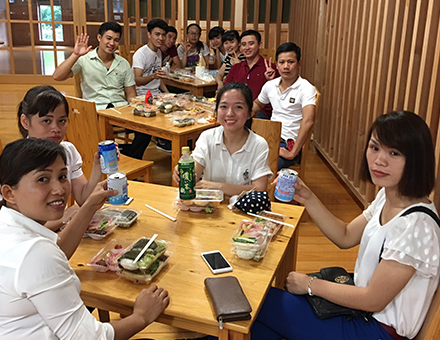 10期生　公園で手作りお弁当のつもりが雨だった